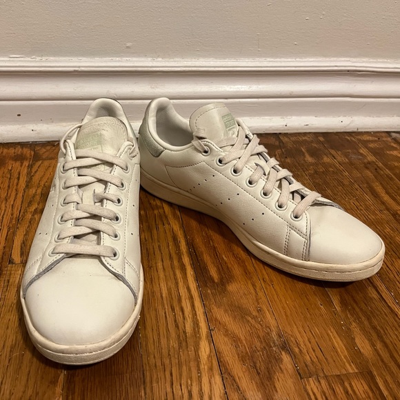 Adidas Stan Smith Shoes - Picture 2 of 4